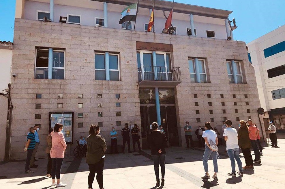 Minuto de silencio guardado hoy a las puertas del ayuntamiento de Miajadas 