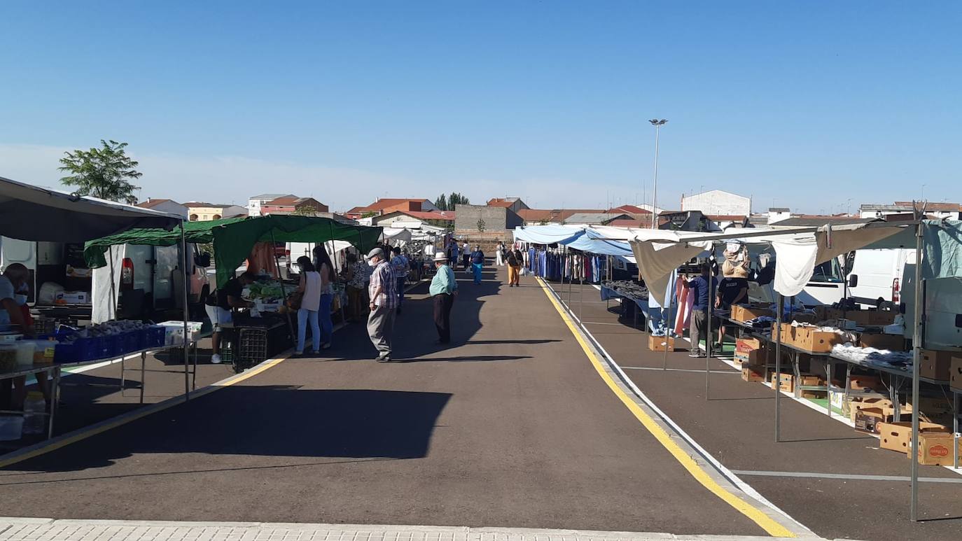 Primer día de mercadillo en Miajadas desde que comenzó el estado de alarma 