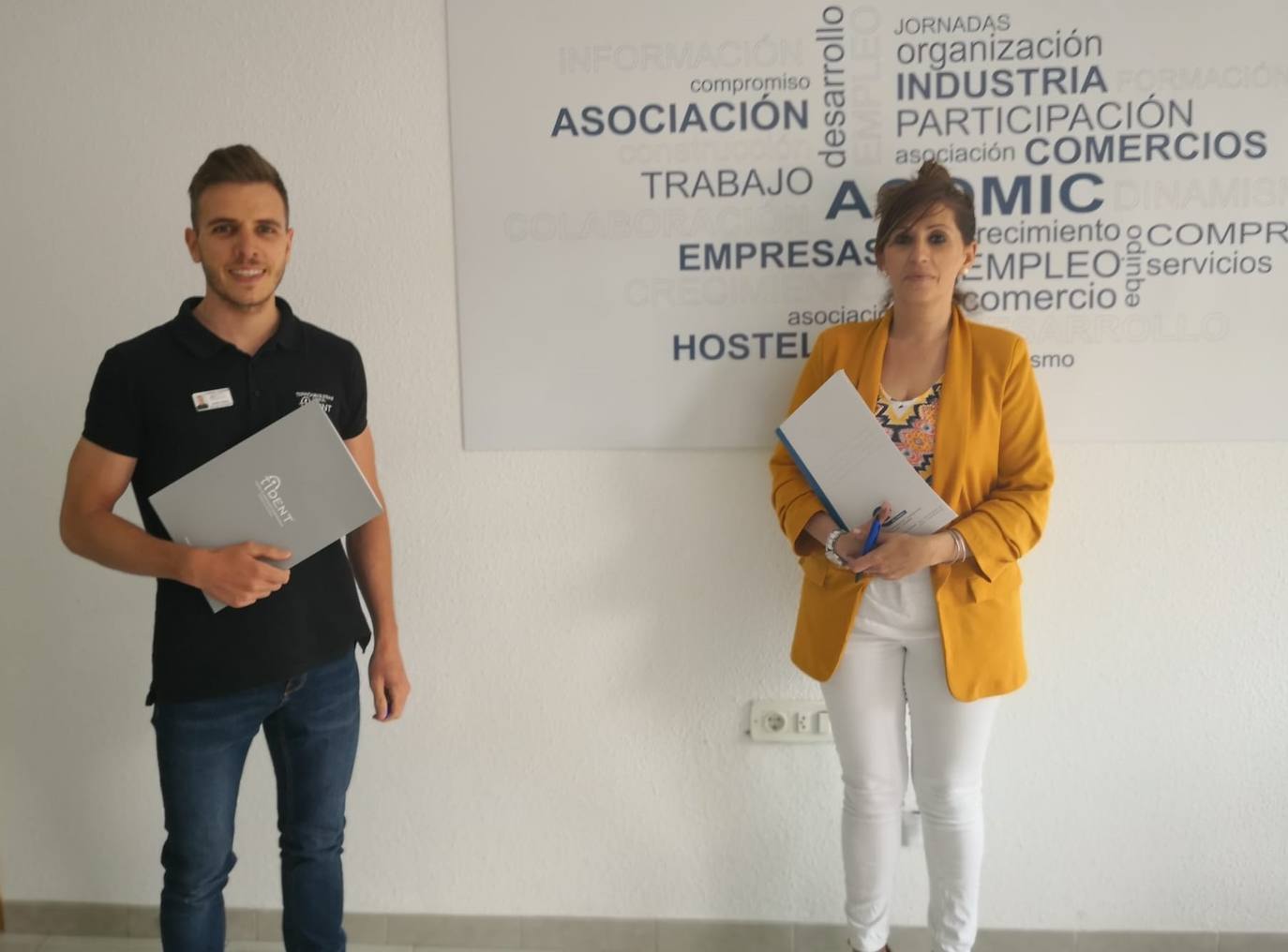 Andrés Cordero, del Centro de Innovación Odontológico, y Raquel Sánchez, presidenta de ACOMIC 
