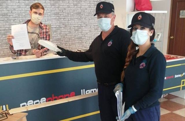 Uno de los repartos de mascarillas que ha realizado Protección Civil entre las empresas locales 
