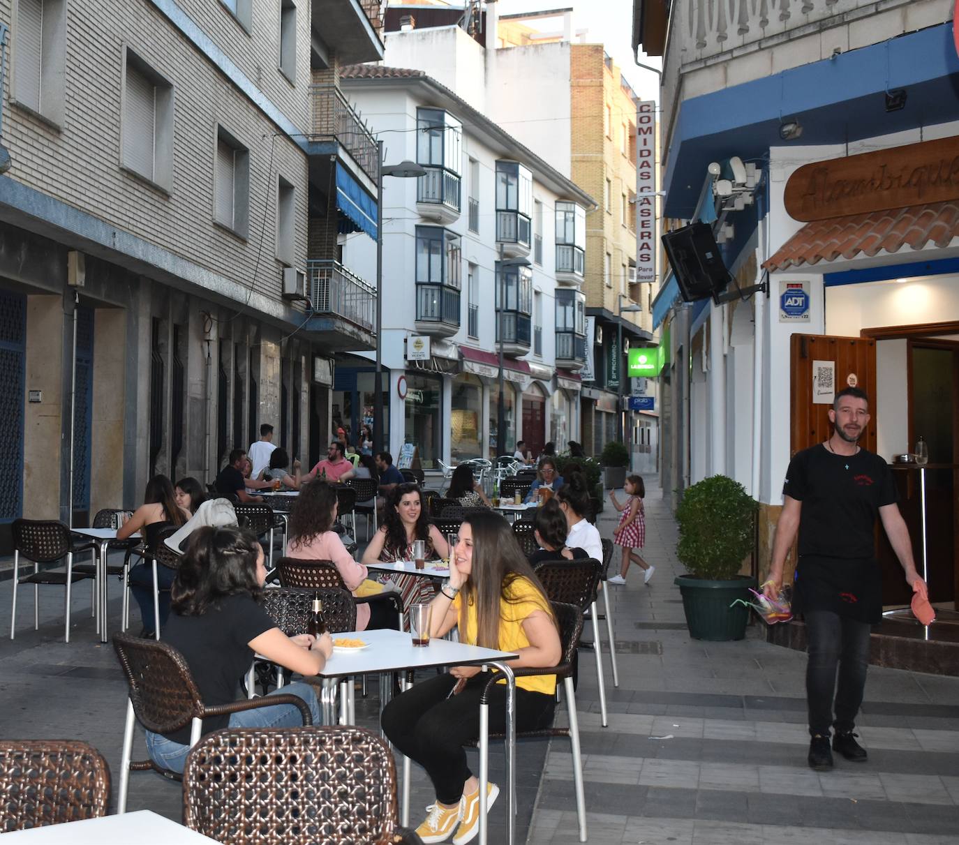 Los españoles echaban de menos los bares, los extremeños las cañas con sus tapitas, y los miajadeños el trato con los dueños de los bares, casi todos vecinos al fin y al cabo. El ambiente de la localidad ha cambiado radicalmente en cuanto las terrazas han vuelto a inundar las calles, llenas por supuesto. Los vecinos de Miajadas han respondido muy bien a la reapertura de la hostelería, lo echaban de menos y, aunque con un poco de miedo al principio, poco a poco van saboreando con más tranquilidad el gusto de una cerveza bien fría, un buen vino, un refresco o una copa en la mejor compañía, esa de la que no pudieron disfrutar en dos meses. 