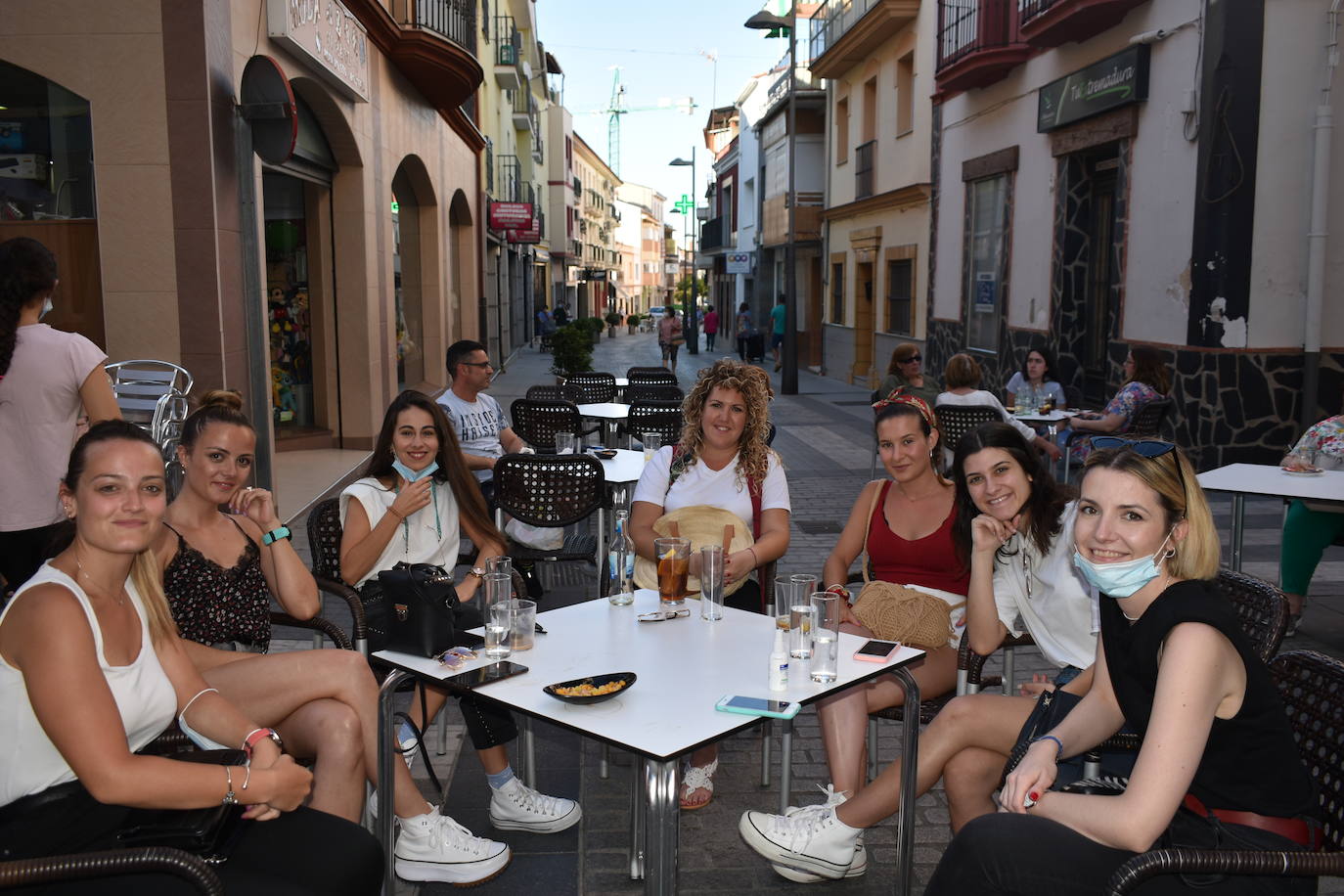 Los españoles echaban de menos los bares, los extremeños las cañas con sus tapitas, y los miajadeños el trato con los dueños de los bares, casi todos vecinos al fin y al cabo. El ambiente de la localidad ha cambiado radicalmente en cuanto las terrazas han vuelto a inundar las calles, llenas por supuesto. Los vecinos de Miajadas han respondido muy bien a la reapertura de la hostelería, lo echaban de menos y, aunque con un poco de miedo al principio, poco a poco van saboreando con más tranquilidad el gusto de una cerveza bien fría, un buen vino, un refresco o una copa en la mejor compañía, esa de la que no pudieron disfrutar en dos meses. 