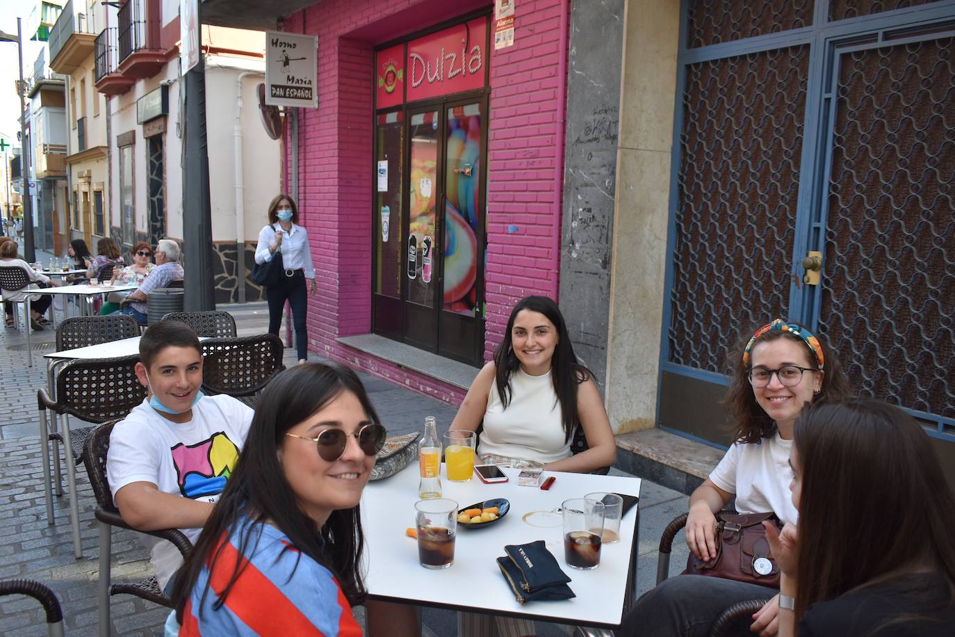 Los españoles echaban de menos los bares, los extremeños las cañas con sus tapitas, y los miajadeños el trato con los dueños de los bares, casi todos vecinos al fin y al cabo. El ambiente de la localidad ha cambiado radicalmente en cuanto las terrazas han vuelto a inundar las calles, llenas por supuesto. Los vecinos de Miajadas han respondido muy bien a la reapertura de la hostelería, lo echaban de menos y, aunque con un poco de miedo al principio, poco a poco van saboreando con más tranquilidad el gusto de una cerveza bien fría, un buen vino, un refresco o una copa en la mejor compañía, esa de la que no pudieron disfrutar en dos meses. 