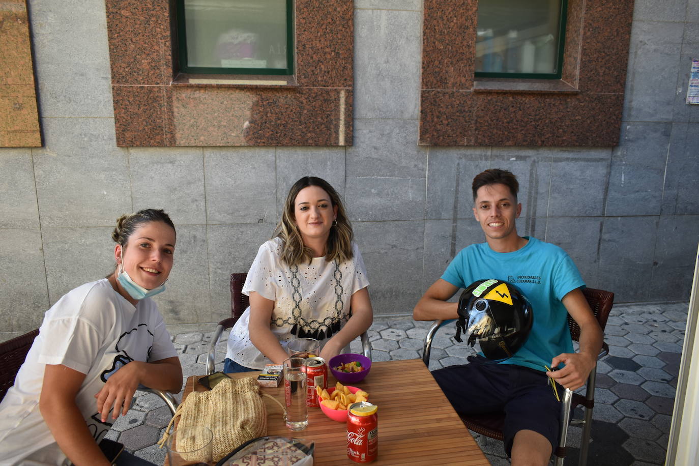 Los españoles echaban de menos los bares, los extremeños las cañas con sus tapitas, y los miajadeños el trato con los dueños de los bares, casi todos vecinos al fin y al cabo. El ambiente de la localidad ha cambiado radicalmente en cuanto las terrazas han vuelto a inundar las calles, llenas por supuesto. Los vecinos de Miajadas han respondido muy bien a la reapertura de la hostelería, lo echaban de menos y, aunque con un poco de miedo al principio, poco a poco van saboreando con más tranquilidad el gusto de una cerveza bien fría, un buen vino, un refresco o una copa en la mejor compañía, esa de la que no pudieron disfrutar en dos meses. 