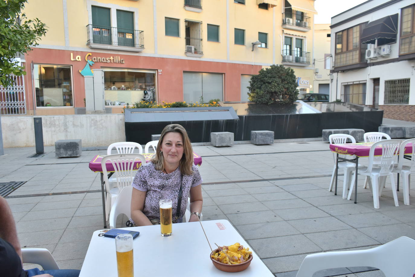Los españoles echaban de menos los bares, los extremeños las cañas con sus tapitas, y los miajadeños el trato con los dueños de los bares, casi todos vecinos al fin y al cabo. El ambiente de la localidad ha cambiado radicalmente en cuanto las terrazas han vuelto a inundar las calles, llenas por supuesto. Los vecinos de Miajadas han respondido muy bien a la reapertura de la hostelería, lo echaban de menos y, aunque con un poco de miedo al principio, poco a poco van saboreando con más tranquilidad el gusto de una cerveza bien fría, un buen vino, un refresco o una copa en la mejor compañía, esa de la que no pudieron disfrutar en dos meses. 