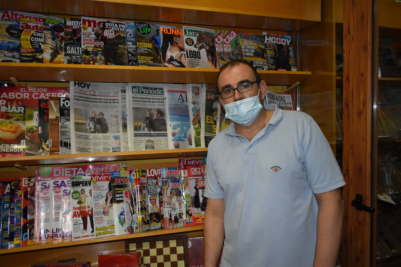 El estanco donde trabaja Pedro y la frutería de enfrente eran casi los únicos abiertos en marzo y abril 