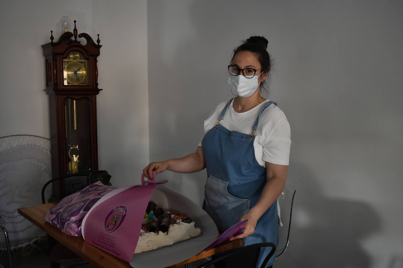 A pesar de la crisis económica que están viviendo, los empresarios miajadeños están muy contentos porque la gente está apostando mucho por el comercio local. Están trabajando mucho, publicitándose y promocionándose, la gente de la localidad les conoce y eso les da seguridad, porque ven cómo terminan y friegan y desinfectan, algo fundamental en la actual situación sanitaria. Aunque aún puedan tener un poco de miedo a la normalidad, los miajadeños están optando por los pequeños negocios, apostando por la economía local, y eso es algo que los empresarios agradecen enormemente.