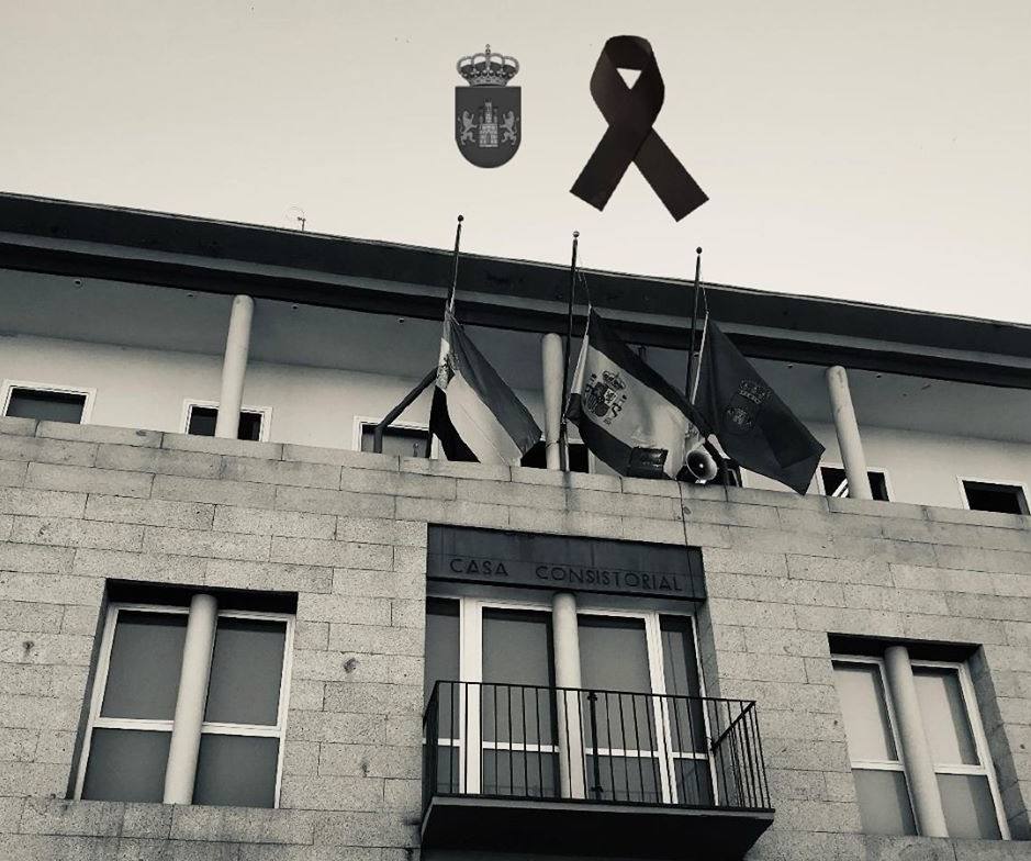 Banderas a media asta en el Ayuntamiento de Miajadas durante el luto oficial 