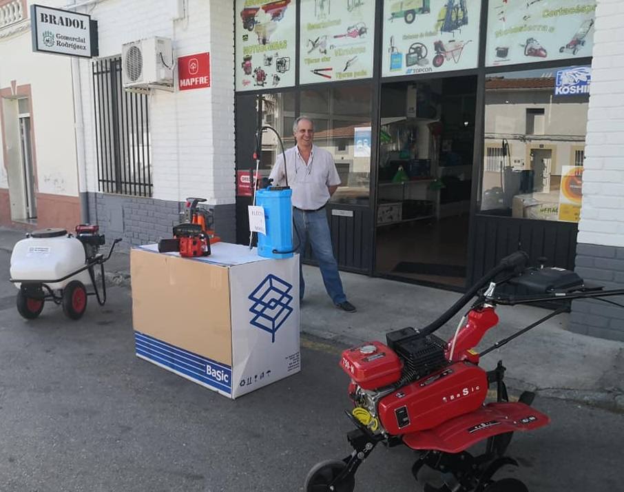 Los comerciantes de Miajadas, apoyados por ACOMIC y el Ayuntamiento, han decidido innovar este verano y se han lanzado a la calle para acercar el producto al cliente con ofertas y descuentos y así fomentar las ventas, de forma que salgan todos ganando. Una serie de empresas participan las mañanas de los martes, mientras que otras lo hacen los jueves, para no producir aglomeraciones en la calle. Un gran reclamo para vendedores y compradores, que dan vida a las calles de la localidad. 