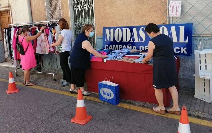 Los comerciantes de Miajadas, apoyados por ACOMIC y el Ayuntamiento, han decidido innovar este verano y se han lanzado a la calle para acercar el producto al cliente con ofertas y descuentos y así fomentar las ventas, de forma que salgan todos ganando. Una serie de empresas participan las mañanas de los martes, mientras que otras lo hacen los jueves, para no producir aglomeraciones en la calle. Un gran reclamo para vendedores y compradores, que dan vida a las calles de la localidad. 