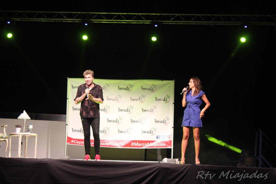 Raúl Fervé y Carmen Alcayde en su actuación en la localidad del tomate 