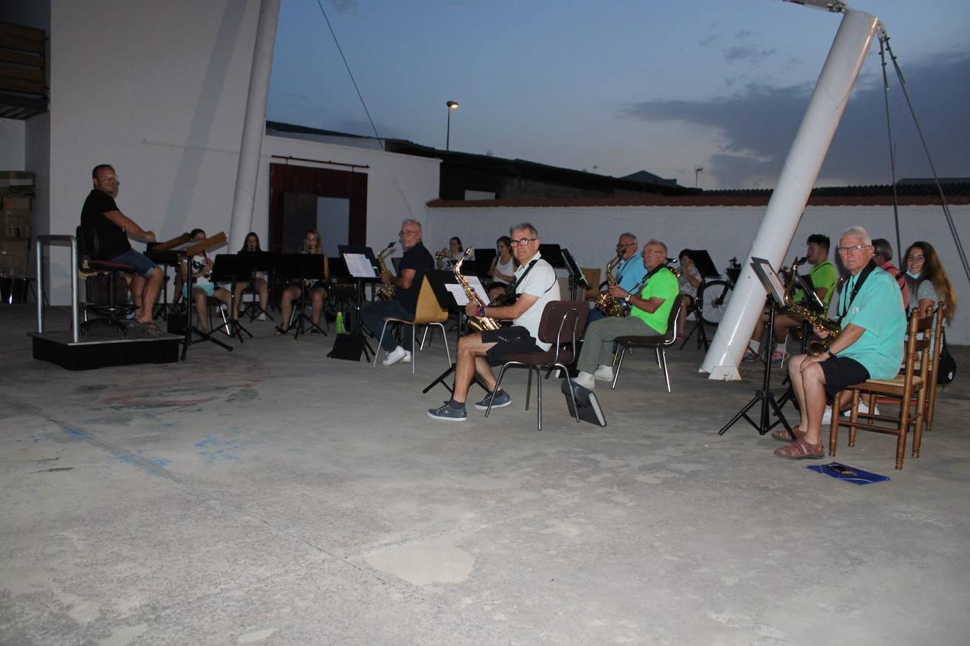 Nuevos ensayos al anochecer de la banda municipal de música de Miajadas 
