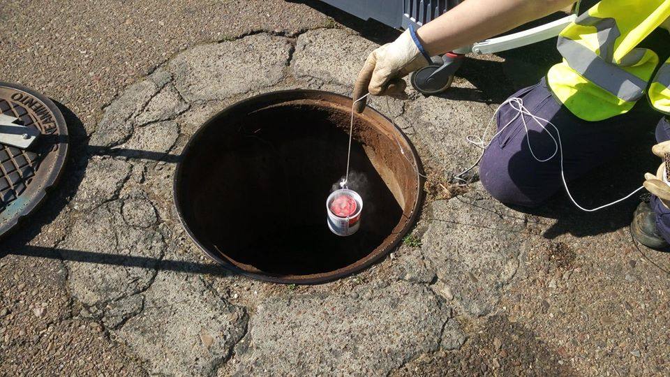 Los operarios aplican el tratamiento por nebulización en la red de alcantarillado de Miajadas 