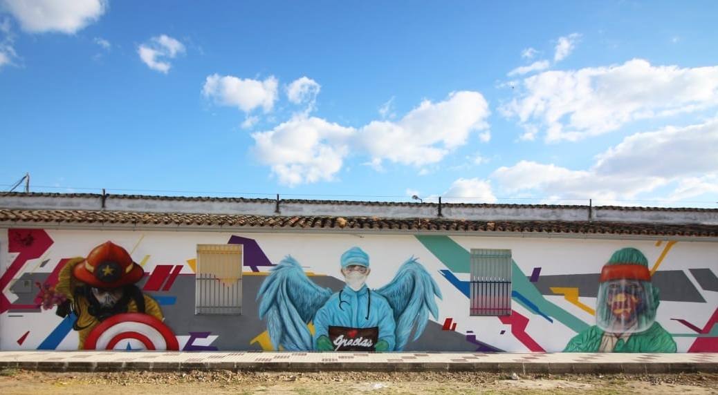 Mural homenaje en la fachada del Espacio para la Convivencia y Ciudadanía Joven de Vivares 