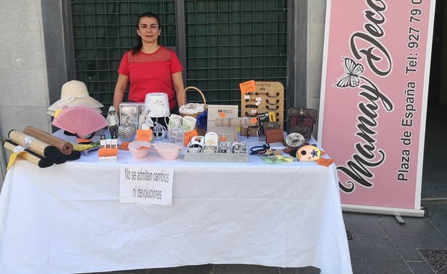 El puesto de Mamay Decora está situado junto a la Plaza de España, al lado de Frutería Gallego 