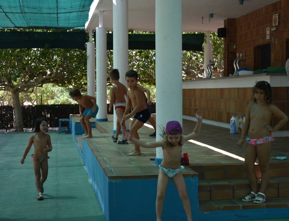 Los niños y niñas de la Escuela de Verano Cultural y Deportiva no paran en toda la mañana. Cada día realizan actividades deportivas, como jugar a los bolos, lanzar el frisbee, ejercicios de psicomotricidad,… o hacen manualidades para aprender historia, como el taller 'Crea tu dinosaurio', collares prehistóricos, huesos y disfraces neandertales, gorros con forma de dinosaurio, brazaletes y cruces de la época egipcia,… Los monitores también les organizan gymkanas y Juegos Olímpicos con tiros de anillas, salto de obstáculos, las conocidas como 'Pruebas de Hércules', carreras,… Además, han podido paliar el calor gracias a que han habilitado la piscina pequeña para ellos, debido a las altas temperaturas que está sufriendo la región. 