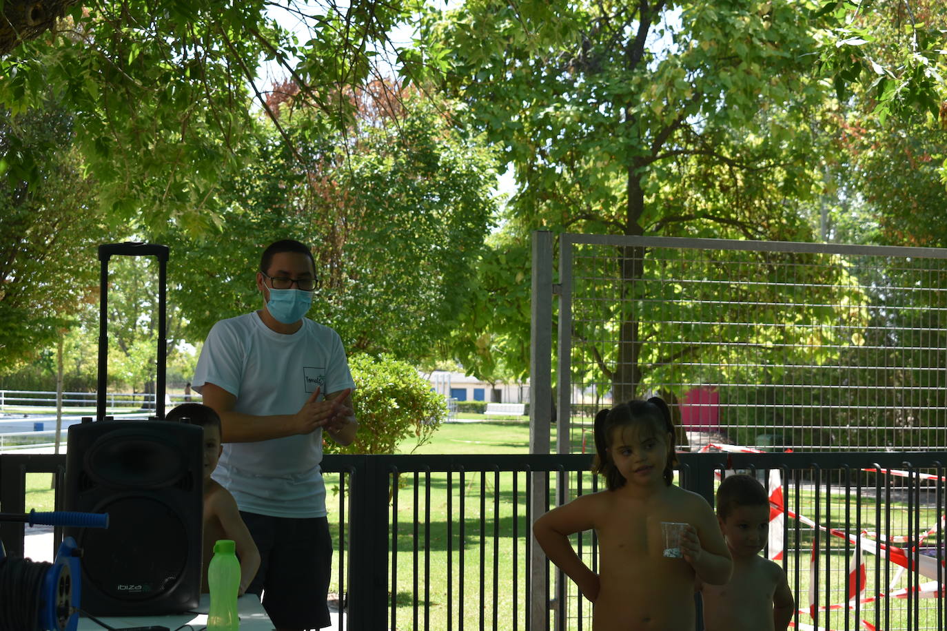 Los niños y niñas de la Escuela de Verano Cultural y Deportiva no paran en toda la mañana. Cada día realizan actividades deportivas, como jugar a los bolos, lanzar el frisbee, ejercicios de psicomotricidad,… o hacen manualidades para aprender historia, como el taller 'Crea tu dinosaurio', collares prehistóricos, huesos y disfraces neandertales, gorros con forma de dinosaurio, brazaletes y cruces de la época egipcia,… Los monitores también les organizan gymkanas y Juegos Olímpicos con tiros de anillas, salto de obstáculos, las conocidas como 'Pruebas de Hércules', carreras,… Además, han podido paliar el calor gracias a que han habilitado la piscina pequeña para ellos, debido a las altas temperaturas que está sufriendo la región. 