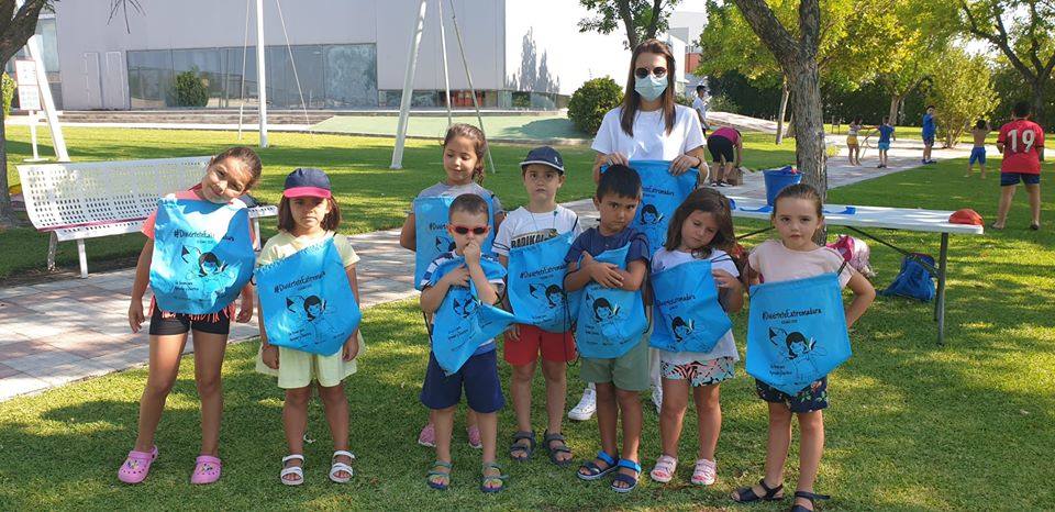 Los niños y niñas de la Escuela de Verano Cultural y Deportiva no paran en toda la mañana. Cada día realizan actividades deportivas, como jugar a los bolos, lanzar el frisbee, ejercicios de psicomotricidad,… o hacen manualidades para aprender historia, como el taller 'Crea tu dinosaurio', collares prehistóricos, huesos y disfraces neandertales, gorros con forma de dinosaurio, brazaletes y cruces de la época egipcia,… Los monitores también les organizan gymkanas y Juegos Olímpicos con tiros de anillas, salto de obstáculos, las conocidas como 'Pruebas de Hércules', carreras,… Además, han podido paliar el calor gracias a que han habilitado la piscina pequeña para ellos, debido a las altas temperaturas que está sufriendo la región. 