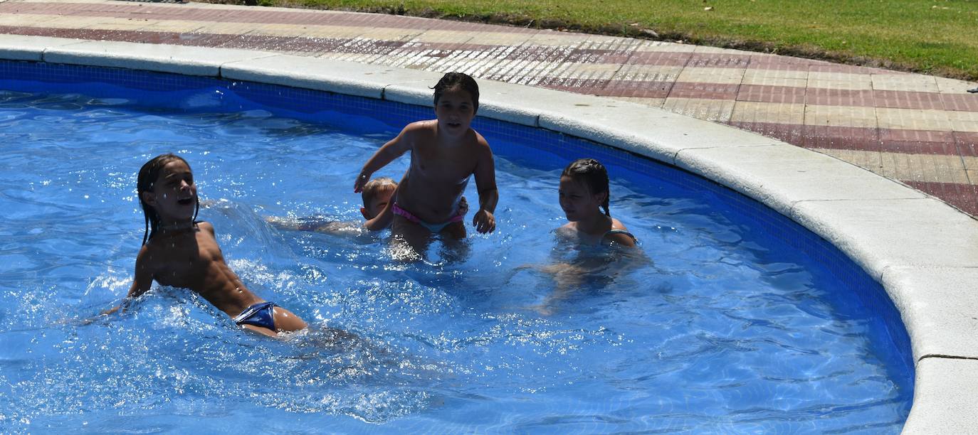 Los niños y niñas de la Escuela de Verano Cultural y Deportiva no paran en toda la mañana. Cada día realizan actividades deportivas, como jugar a los bolos, lanzar el frisbee, ejercicios de psicomotricidad,… o hacen manualidades para aprender historia, como el taller 'Crea tu dinosaurio', collares prehistóricos, huesos y disfraces neandertales, gorros con forma de dinosaurio, brazaletes y cruces de la época egipcia,… Los monitores también les organizan gymkanas y Juegos Olímpicos con tiros de anillas, salto de obstáculos, las conocidas como 'Pruebas de Hércules', carreras,… Además, han podido paliar el calor gracias a que han habilitado la piscina pequeña para ellos, debido a las altas temperaturas que está sufriendo la región. 