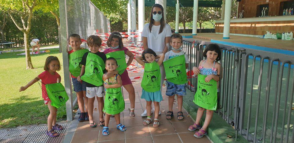 Los niños y niñas de la Escuela de Verano Cultural y Deportiva no paran en toda la mañana. Cada día realizan actividades deportivas, como jugar a los bolos, lanzar el frisbee, ejercicios de psicomotricidad,… o hacen manualidades para aprender historia, como el taller 'Crea tu dinosaurio', collares prehistóricos, huesos y disfraces neandertales, gorros con forma de dinosaurio, brazaletes y cruces de la época egipcia,… Los monitores también les organizan gymkanas y Juegos Olímpicos con tiros de anillas, salto de obstáculos, las conocidas como 'Pruebas de Hércules', carreras,… Además, han podido paliar el calor gracias a que han habilitado la piscina pequeña para ellos, debido a las altas temperaturas que está sufriendo la región. 