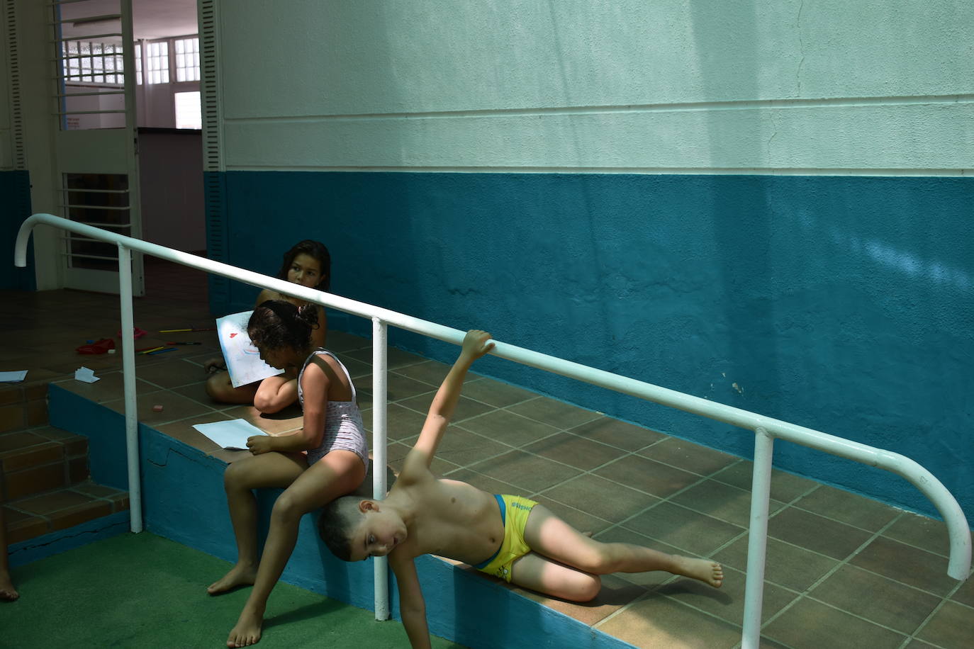 Los niños y niñas de la Escuela de Verano Cultural y Deportiva no paran en toda la mañana. Cada día realizan actividades deportivas, como jugar a los bolos, lanzar el frisbee, ejercicios de psicomotricidad,… o hacen manualidades para aprender historia, como el taller 'Crea tu dinosaurio', collares prehistóricos, huesos y disfraces neandertales, gorros con forma de dinosaurio, brazaletes y cruces de la época egipcia,… Los monitores también les organizan gymkanas y Juegos Olímpicos con tiros de anillas, salto de obstáculos, las conocidas como 'Pruebas de Hércules', carreras,… Además, han podido paliar el calor gracias a que han habilitado la piscina pequeña para ellos, debido a las altas temperaturas que está sufriendo la región. 