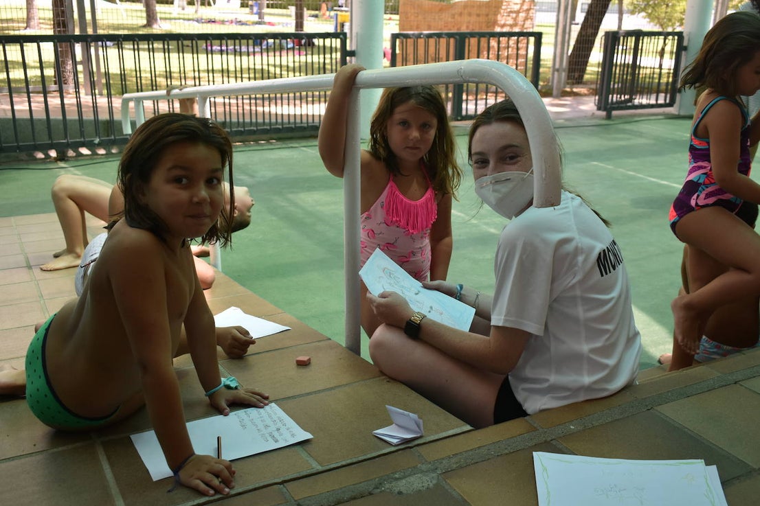 Los niños y niñas de la Escuela de Verano Cultural y Deportiva no paran en toda la mañana. Cada día realizan actividades deportivas, como jugar a los bolos, lanzar el frisbee, ejercicios de psicomotricidad,… o hacen manualidades para aprender historia, como el taller 'Crea tu dinosaurio', collares prehistóricos, huesos y disfraces neandertales, gorros con forma de dinosaurio, brazaletes y cruces de la época egipcia,… Los monitores también les organizan gymkanas y Juegos Olímpicos con tiros de anillas, salto de obstáculos, las conocidas como 'Pruebas de Hércules', carreras,… Además, han podido paliar el calor gracias a que han habilitado la piscina pequeña para ellos, debido a las altas temperaturas que está sufriendo la región. 