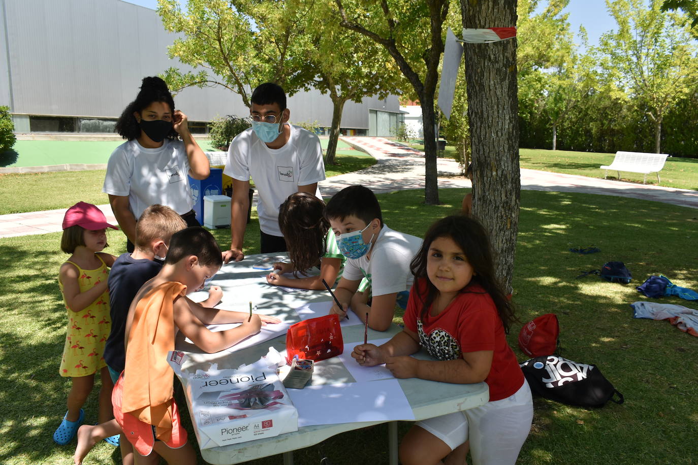 Los niños y niñas de la Escuela de Verano Cultural y Deportiva no paran en toda la mañana. Cada día realizan actividades deportivas, como jugar a los bolos, lanzar el frisbee, ejercicios de psicomotricidad,… o hacen manualidades para aprender historia, como el taller 'Crea tu dinosaurio', collares prehistóricos, huesos y disfraces neandertales, gorros con forma de dinosaurio, brazaletes y cruces de la época egipcia,… Los monitores también les organizan gymkanas y Juegos Olímpicos con tiros de anillas, salto de obstáculos, las conocidas como 'Pruebas de Hércules', carreras,… Además, han podido paliar el calor gracias a que han habilitado la piscina pequeña para ellos, debido a las altas temperaturas que está sufriendo la región. 