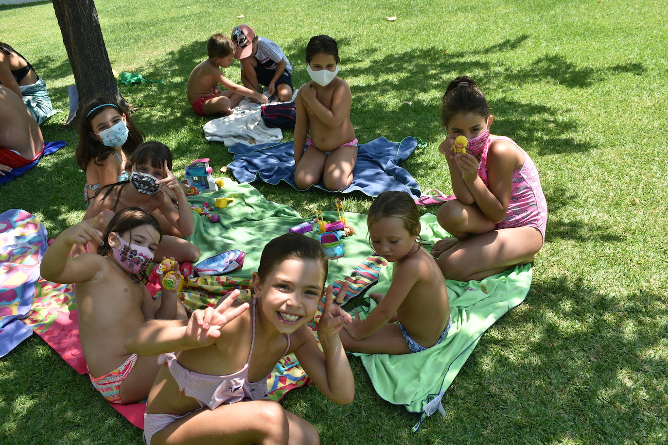 Los niños y niñas de la Escuela de Verano Cultural y Deportiva no paran en toda la mañana. Cada día realizan actividades deportivas, como jugar a los bolos, lanzar el frisbee, ejercicios de psicomotricidad,… o hacen manualidades para aprender historia, como el taller 'Crea tu dinosaurio', collares prehistóricos, huesos y disfraces neandertales, gorros con forma de dinosaurio, brazaletes y cruces de la época egipcia,… Los monitores también les organizan gymkanas y Juegos Olímpicos con tiros de anillas, salto de obstáculos, las conocidas como 'Pruebas de Hércules', carreras,… Además, han podido paliar el calor gracias a que han habilitado la piscina pequeña para ellos, debido a las altas temperaturas que está sufriendo la región. 
