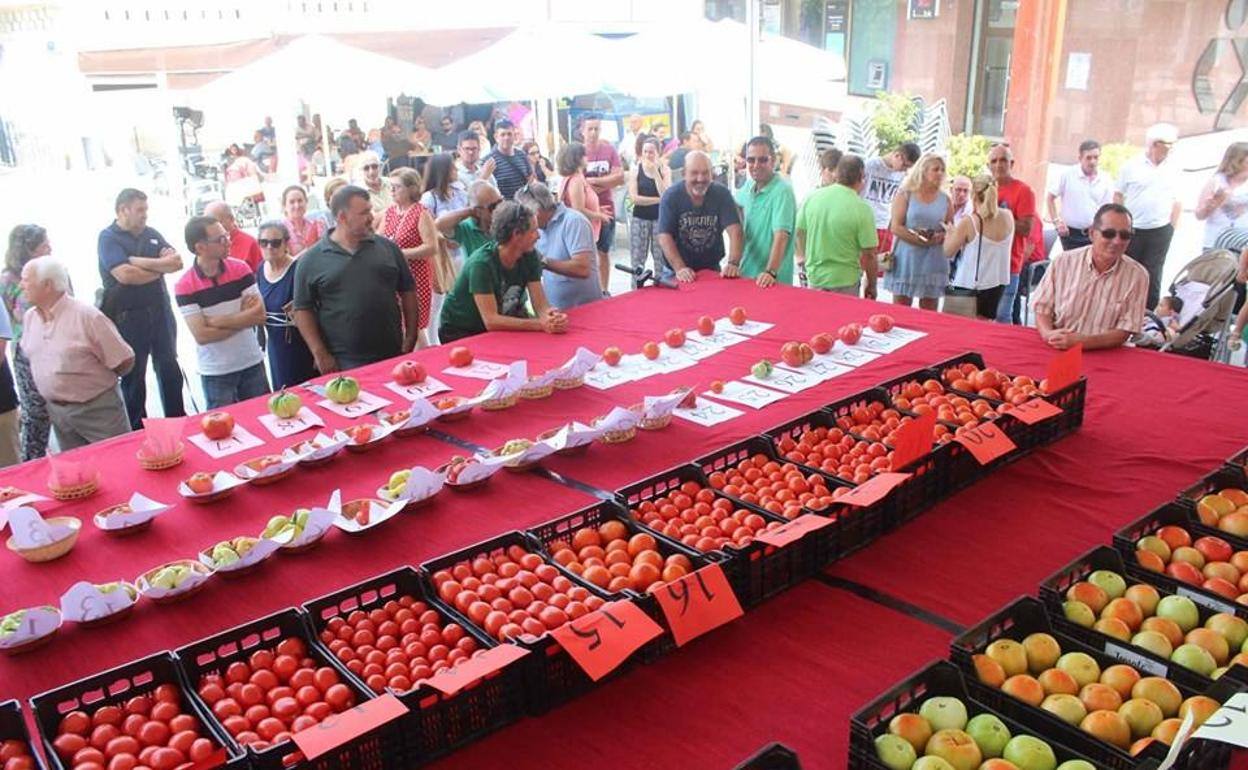 El Concurso del tomate es un éxito que atrae a miajadeños y visitantes 