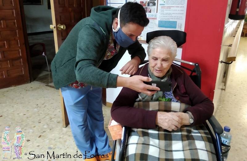 Los mayores aprendieron a realizar vídeollamadas durante el confinamiento 