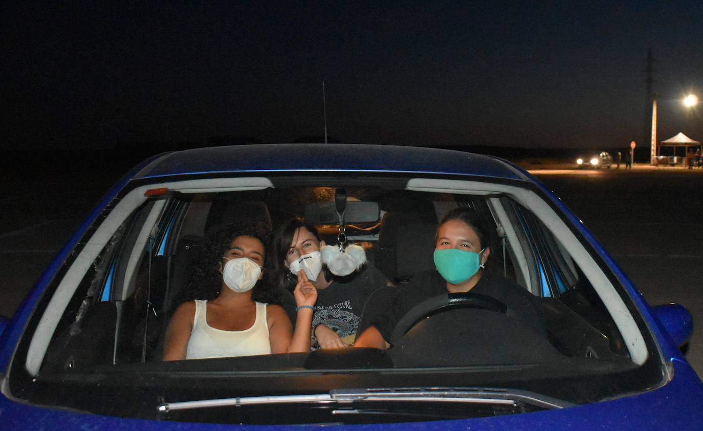 Este grupo de chicas de Don Benito vio la película desde dentro del coche 