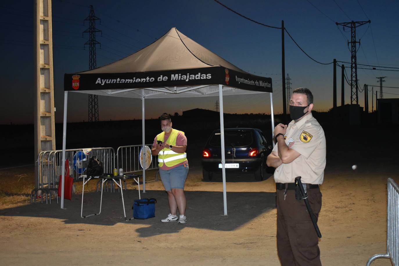 El autocine de Miajadas, impulsado para ofrecer una alternativa de ocio durante este atípico verano, ha resultado ser finalmente un éxito para los espectadores que se han acercado a conocerlo.