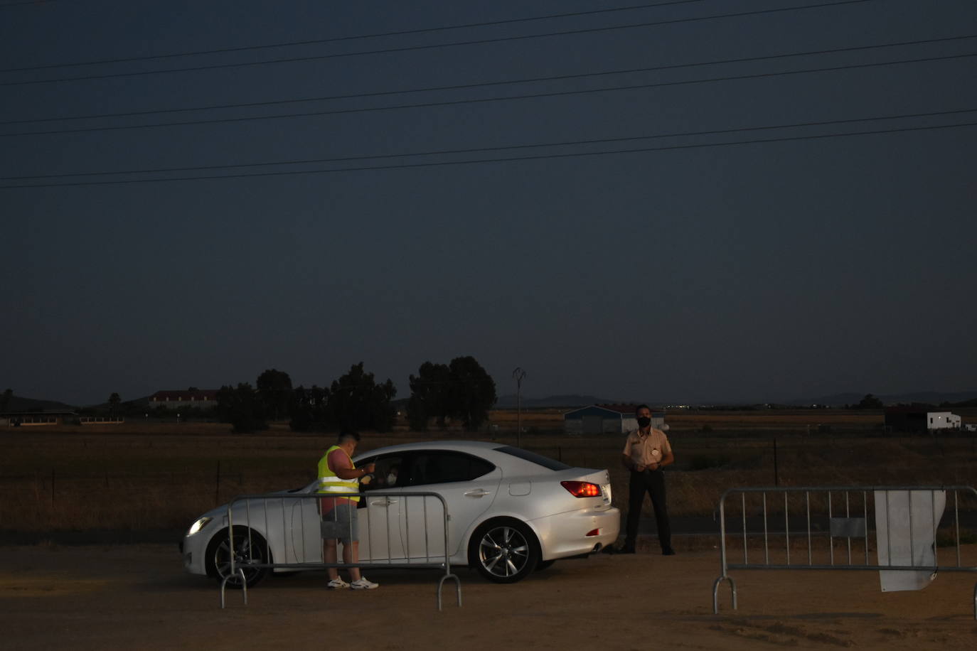 El autocine de Miajadas, impulsado para ofrecer una alternativa de ocio durante este atípico verano, ha resultado ser finalmente un éxito para los espectadores que se han acercado a conocerlo.