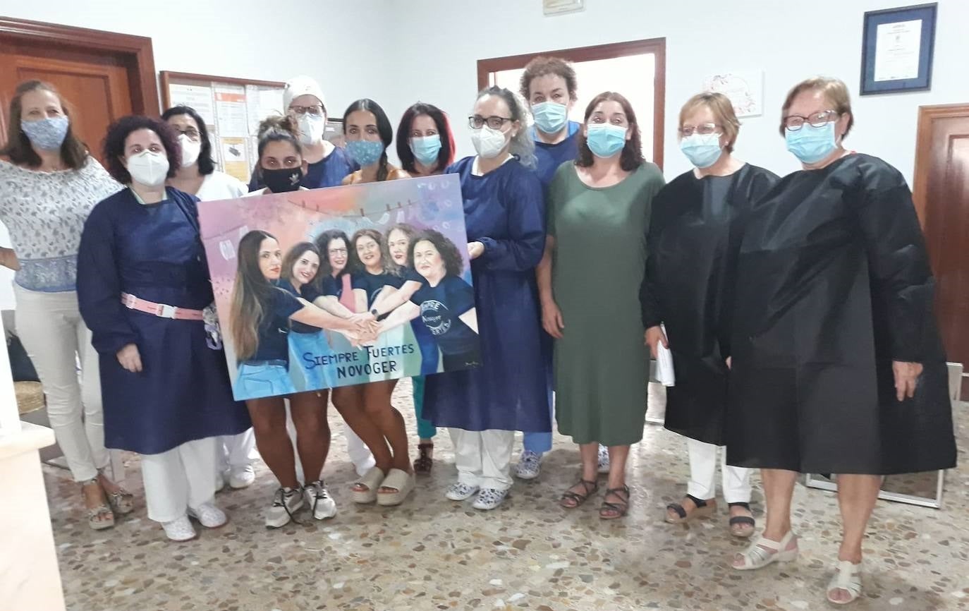 Las trabajadoras posan junto a Pilar, la directora, y los familiares representantes de todos 