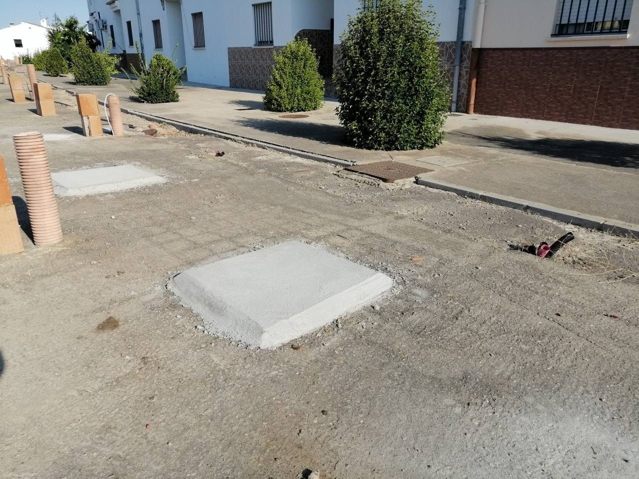 Han tapado arquetas en los cimientos de la calle Luis 