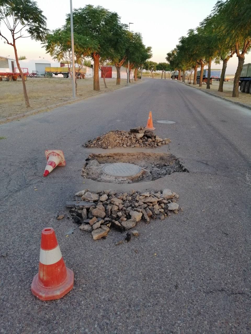 Los trabajadores han reparado baches de la periferia de la localidad 