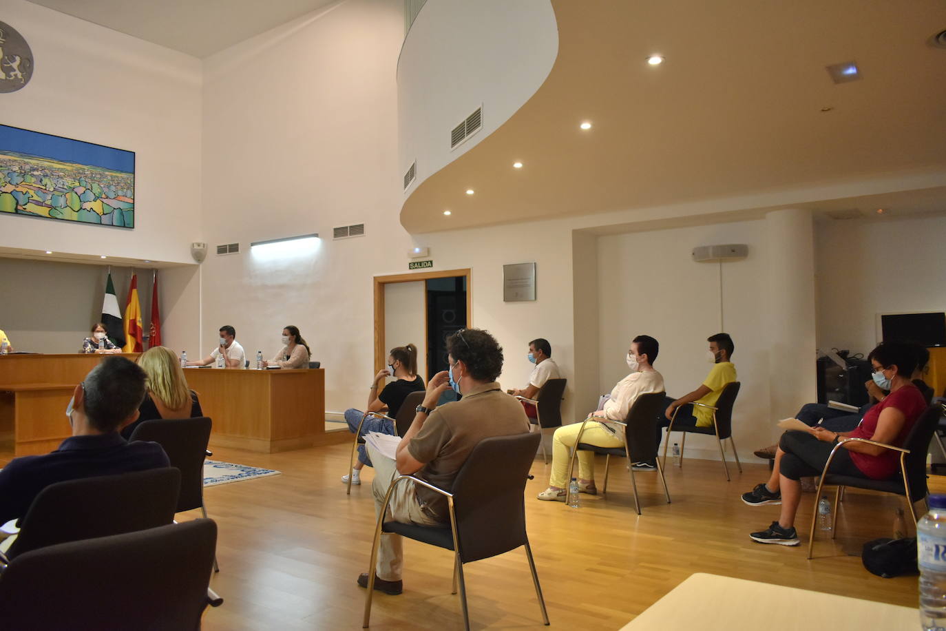 Los concejales y demás componentes de los cuatro grupos políticos guardan la distancia en la sesión 