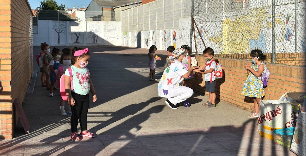 Los más pequeños del CEIP García Siñeriz han comenzado con muchas ganas su andadura escolar 