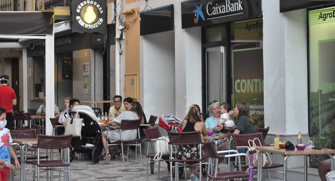 Los miajadeños disfrutan de la tarde en la Cervecería Cervantes 