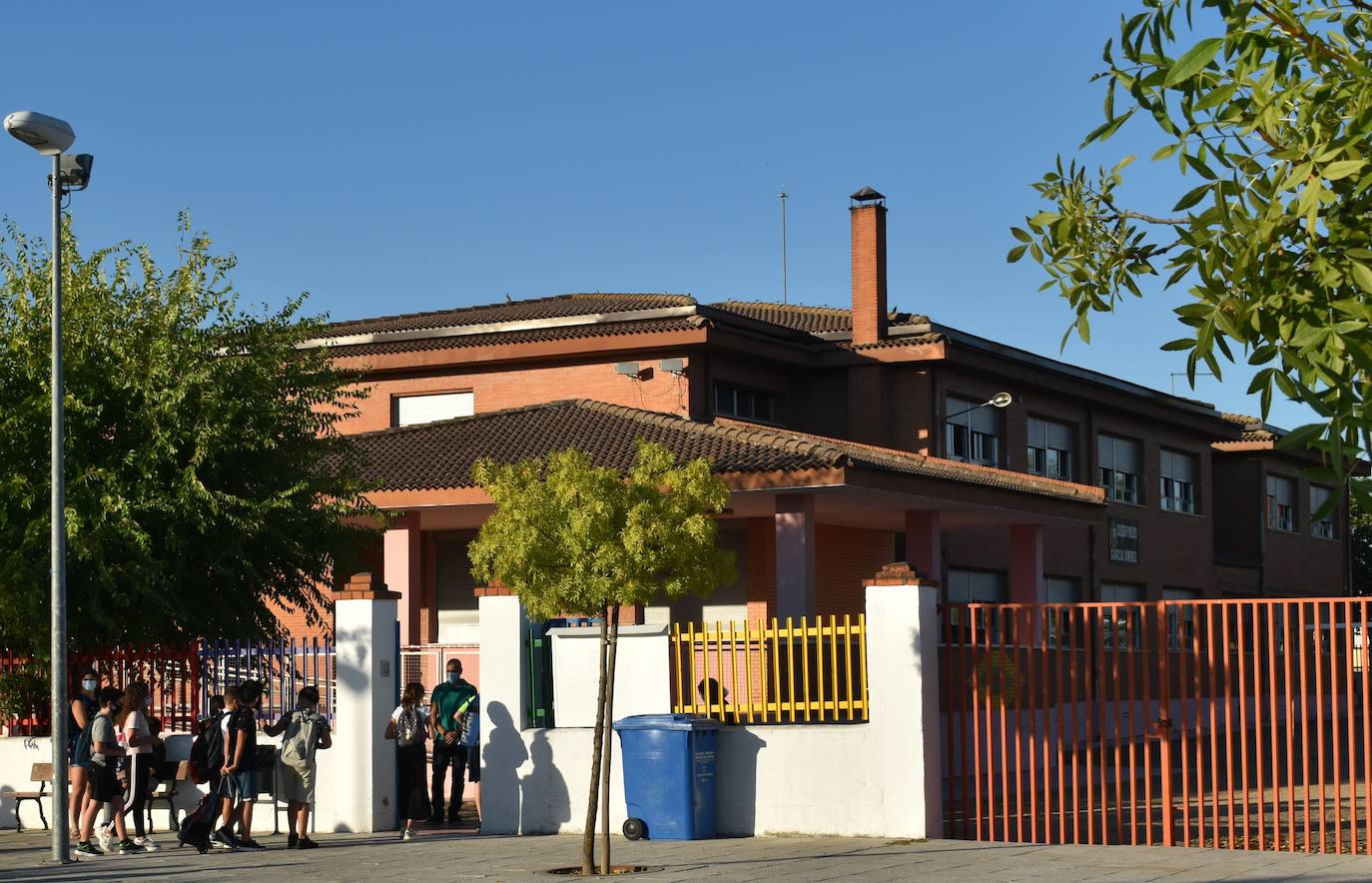 Los colegios miajadeños García Siñeriz, Nuestra Señora de Guadalupe y Sagrado Corazón de Jesús y María Inmaculada, junto con el IES Gonzalo Torrente Ballester y los centros de educación infantil, han abierto sus puertas para dar la bienvenida a sus alumnos, una bienvenida más calurosa que nunca: «Tenemos que intentarlo».