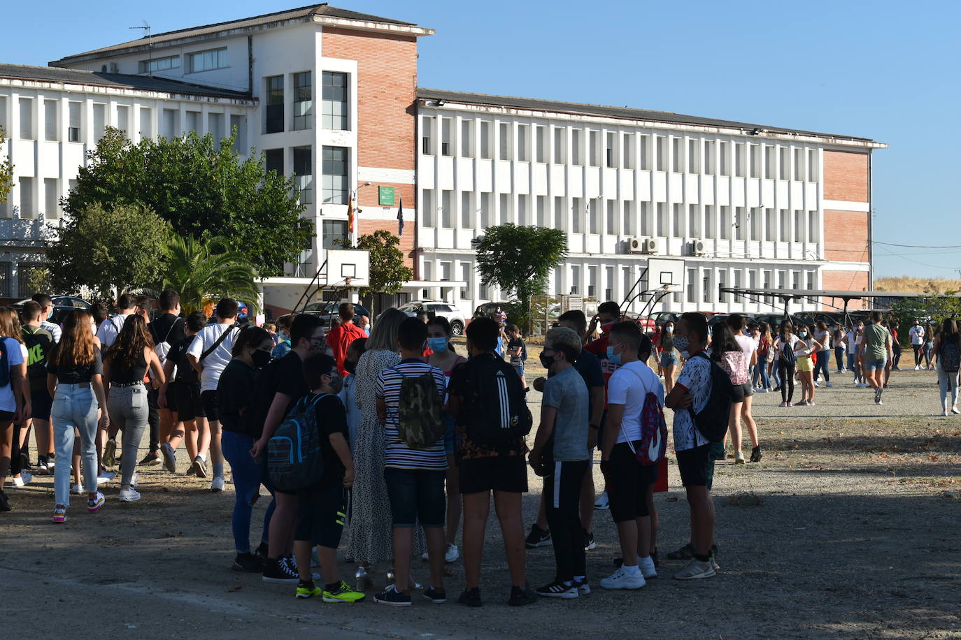 Los colegios miajadeños García Siñeriz, Nuestra Señora de Guadalupe y Sagrado Corazón de Jesús y María Inmaculada, junto con el IES Gonzalo Torrente Ballester y los centros de educación infantil, han abierto sus puertas para dar la bienvenida a sus alumnos, una bienvenida más calurosa que nunca: «Tenemos que intentarlo».