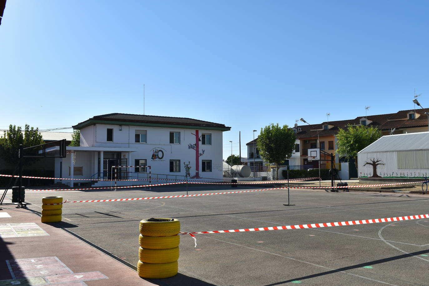 Los colegios miajadeños García Siñeriz, Nuestra Señora de Guadalupe y Sagrado Corazón de Jesús y María Inmaculada, junto con el IES Gonzalo Torrente Ballester y los centros de educación infantil, han abierto sus puertas para dar la bienvenida a sus alumnos, una bienvenida más calurosa que nunca: «Tenemos que intentarlo».