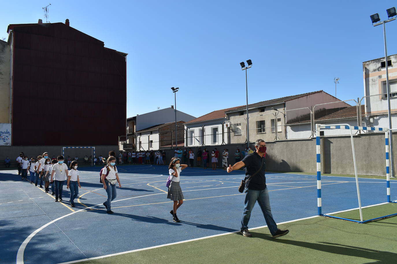 Los colegios miajadeños García Siñeriz, Nuestra Señora de Guadalupe y Sagrado Corazón de Jesús y María Inmaculada, junto con el IES Gonzalo Torrente Ballester y los centros de educación infantil, han abierto sus puertas para dar la bienvenida a sus alumnos, una bienvenida más calurosa que nunca: «Tenemos que intentarlo».