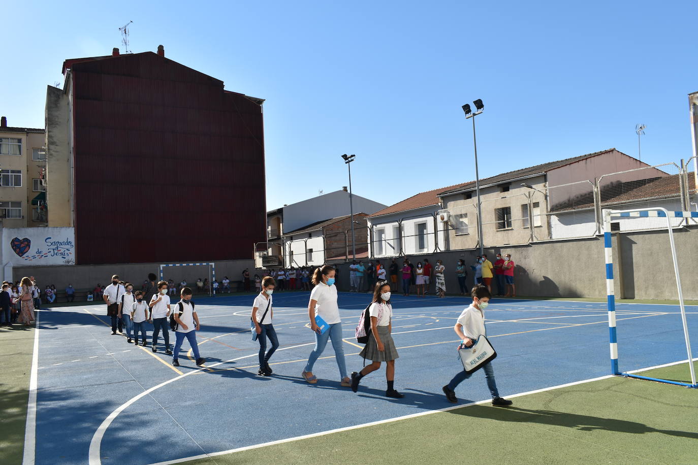 Los colegios miajadeños García Siñeriz, Nuestra Señora de Guadalupe y Sagrado Corazón de Jesús y María Inmaculada, junto con el IES Gonzalo Torrente Ballester y los centros de educación infantil, han abierto sus puertas para dar la bienvenida a sus alumnos, una bienvenida más calurosa que nunca: «Tenemos que intentarlo».