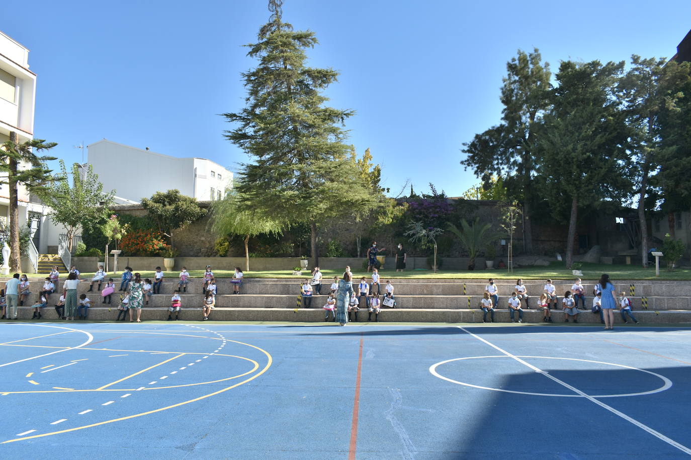 Los colegios miajadeños García Siñeriz, Nuestra Señora de Guadalupe y Sagrado Corazón de Jesús y María Inmaculada, junto con el IES Gonzalo Torrente Ballester y los centros de educación infantil, han abierto sus puertas para dar la bienvenida a sus alumnos, una bienvenida más calurosa que nunca: «Tenemos que intentarlo».