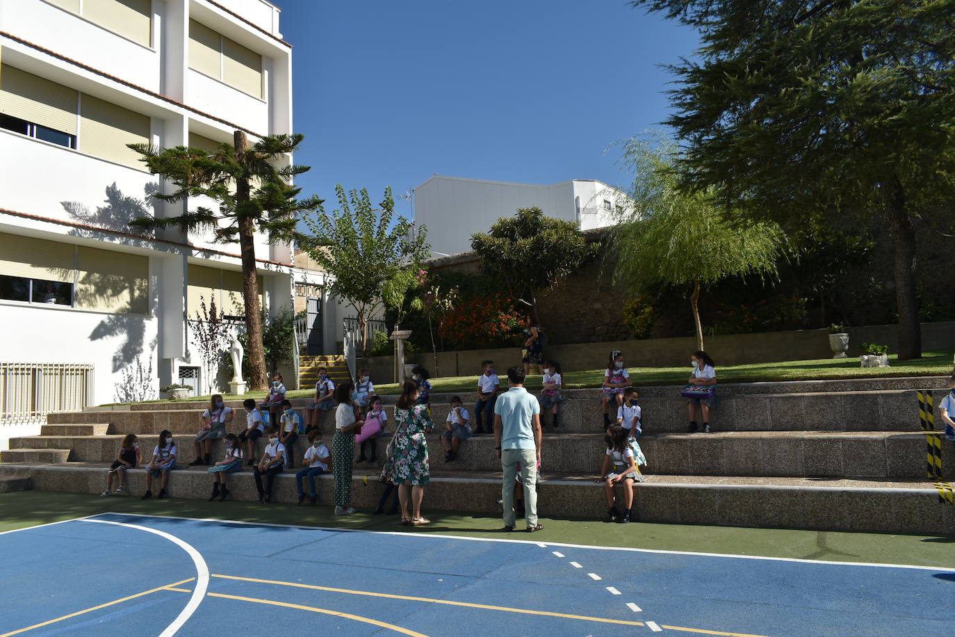 Los colegios miajadeños García Siñeriz, Nuestra Señora de Guadalupe y Sagrado Corazón de Jesús y María Inmaculada, junto con el IES Gonzalo Torrente Ballester y los centros de educación infantil, han abierto sus puertas para dar la bienvenida a sus alumnos, una bienvenida más calurosa que nunca: «Tenemos que intentarlo».