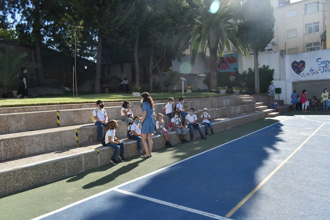 Los colegios miajadeños García Siñeriz, Nuestra Señora de Guadalupe y Sagrado Corazón de Jesús y María Inmaculada, junto con el IES Gonzalo Torrente Ballester y los centros de educación infantil, han abierto sus puertas para dar la bienvenida a sus alumnos, una bienvenida más calurosa que nunca: «Tenemos que intentarlo».