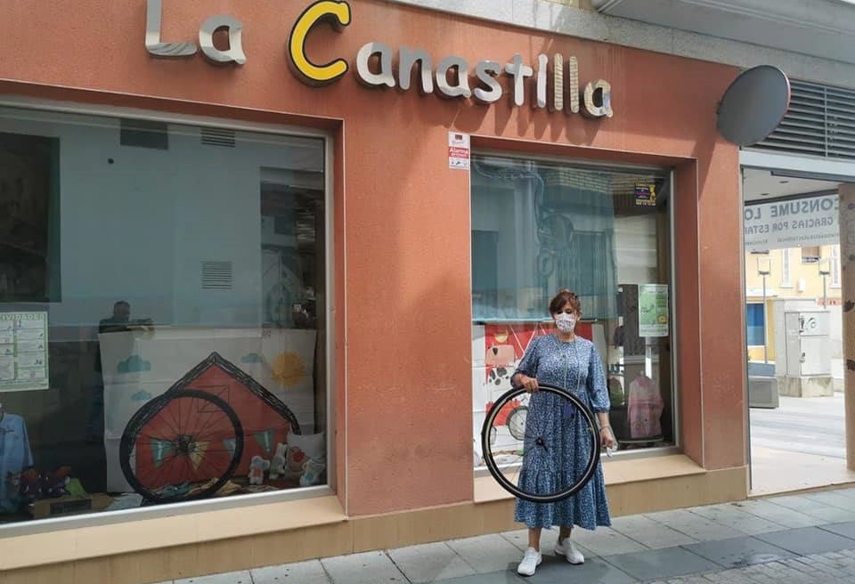 Las empresas adheridas a la iniciativa, como La Canastilla, lucen un cartel en el escaparate 