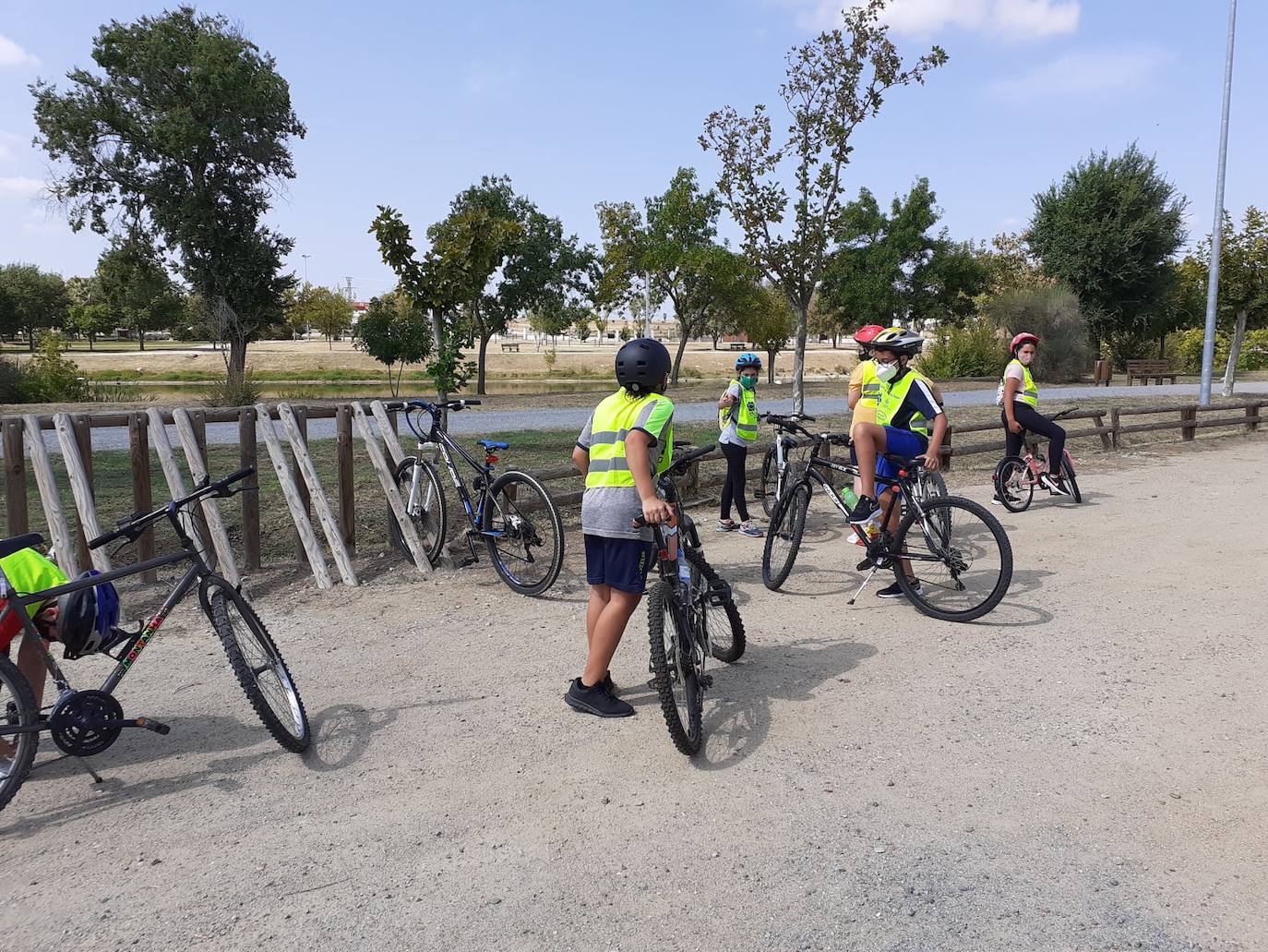 Calles peatonales, bus urbano gratuito, ruta ciclista, kits de reparación de bicicletas gratuitos distribuidos por distintos establecimientos, 'Metrominuto', III Concurso de fotografía sobre movilidad sostenible, salidas escolares y la 'Semana del comercio verde' han formado parte de la Semana Europea de la Movilidad 