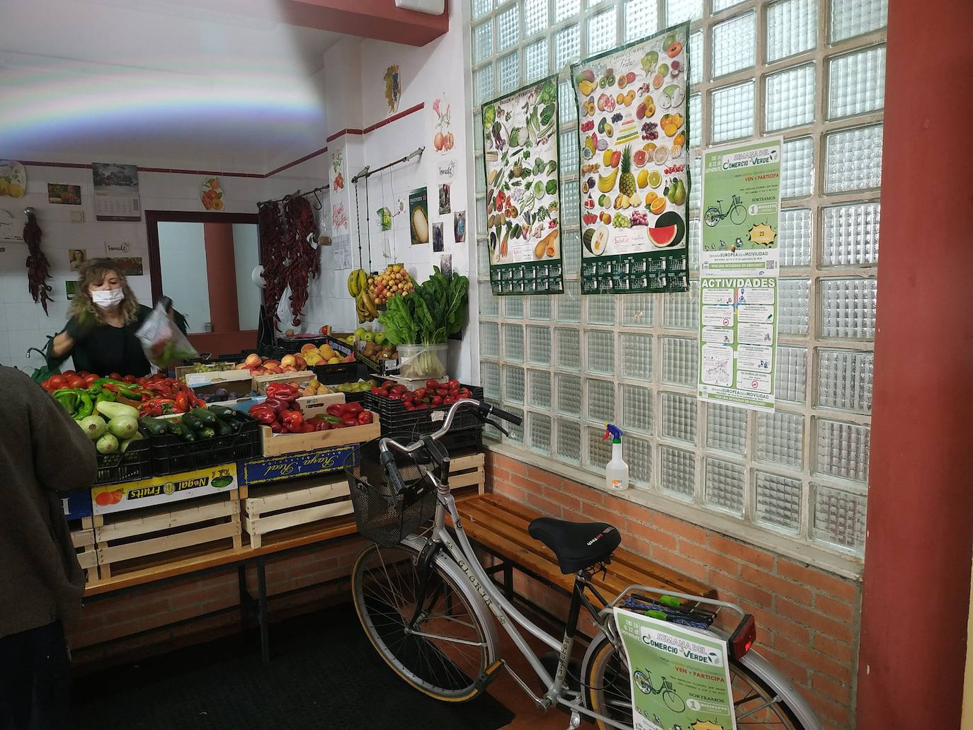 Calles peatonales, bus urbano gratuito, ruta ciclista, kits de reparación de bicicletas gratuitos distribuidos por distintos establecimientos, 'Metrominuto', III Concurso de fotografía sobre movilidad sostenible, salidas escolares y la 'Semana del comercio verde' han formado parte de la Semana Europea de la Movilidad 